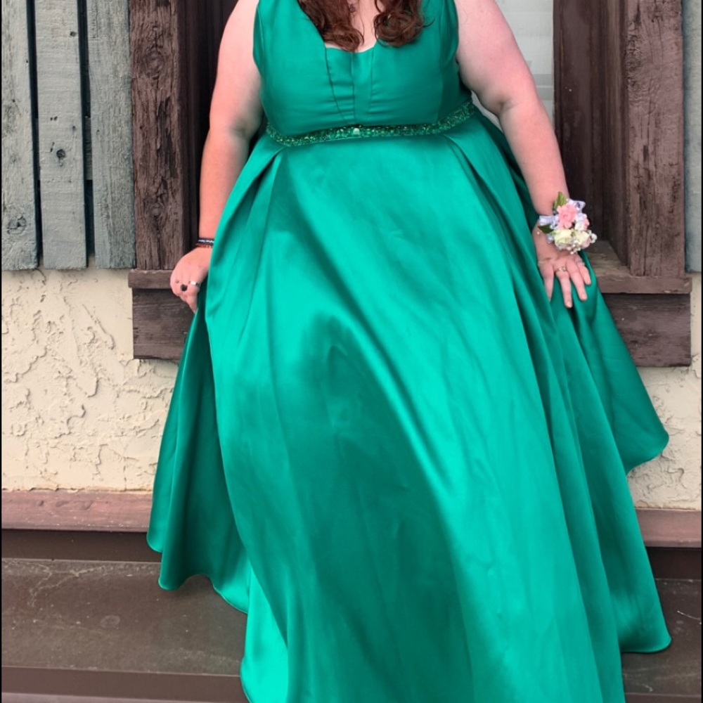 PLUS SIZE PROM DRESS - Picture 6 of 6